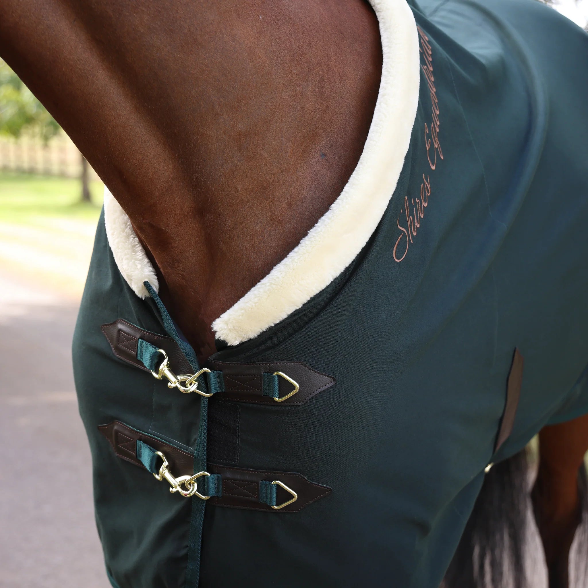 Shires Deluxe Stable Sheet Rug, Horse rug,  3 Colours,   5'0" - 7'3"