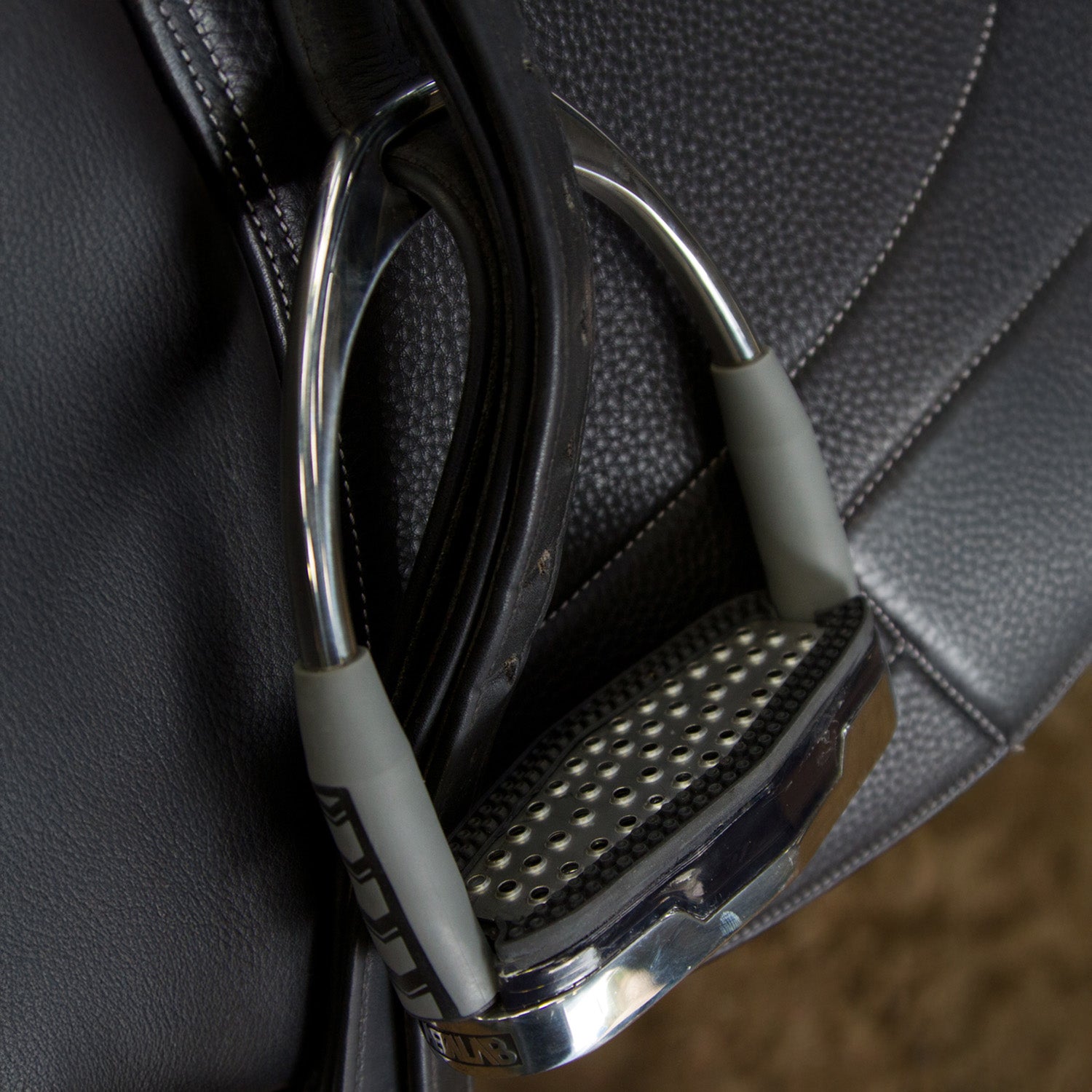Whitaker IRAIR Air Cushioned Stirrups Irons - 4.75 (120mm)